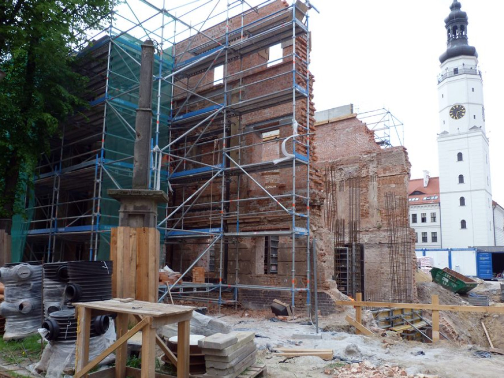Dwa lata temu były tam ruiny. Dziś miejski teatr wygląda zupełnie inaczej