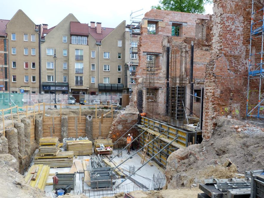 Dwa lata temu były tam ruiny. Dziś miejski teatr wygląda zupełnie inaczej