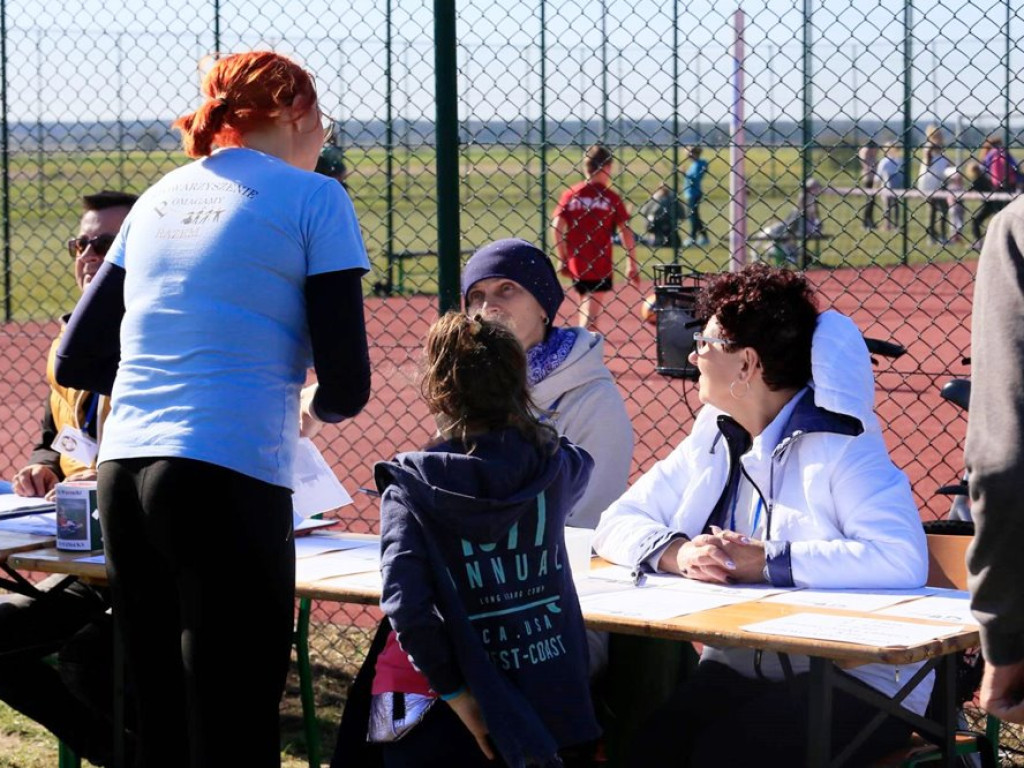 Biegną dla 7-letnie Weroniki, aby pomóc. Sportowa rywalizacja schodzi na dalszy plan