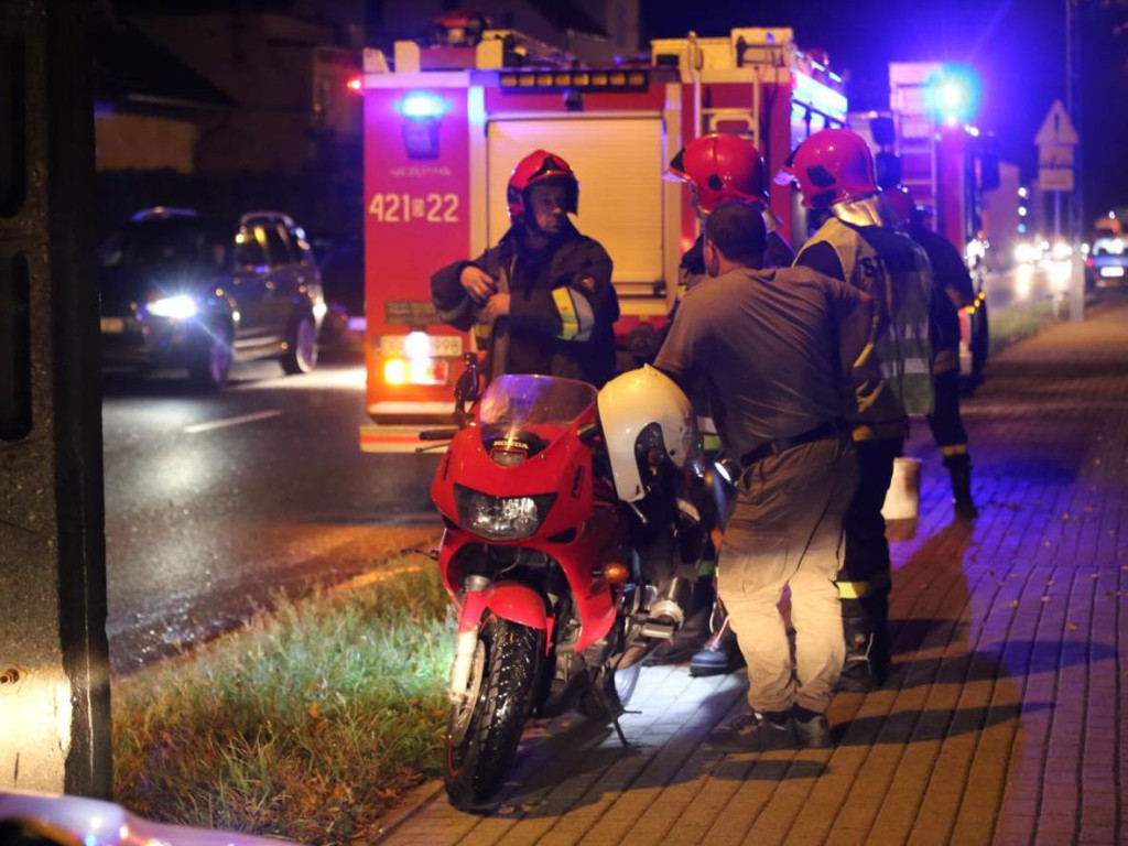 Kolizja samochodu z motocyklem w Serbach. Chciała wyjechać z posesji i zahaczyła motocyklistę