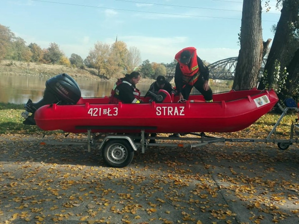 Barka odcumowała się i dryfuje z prądem Odry. Interweniują strażacy oraz policja