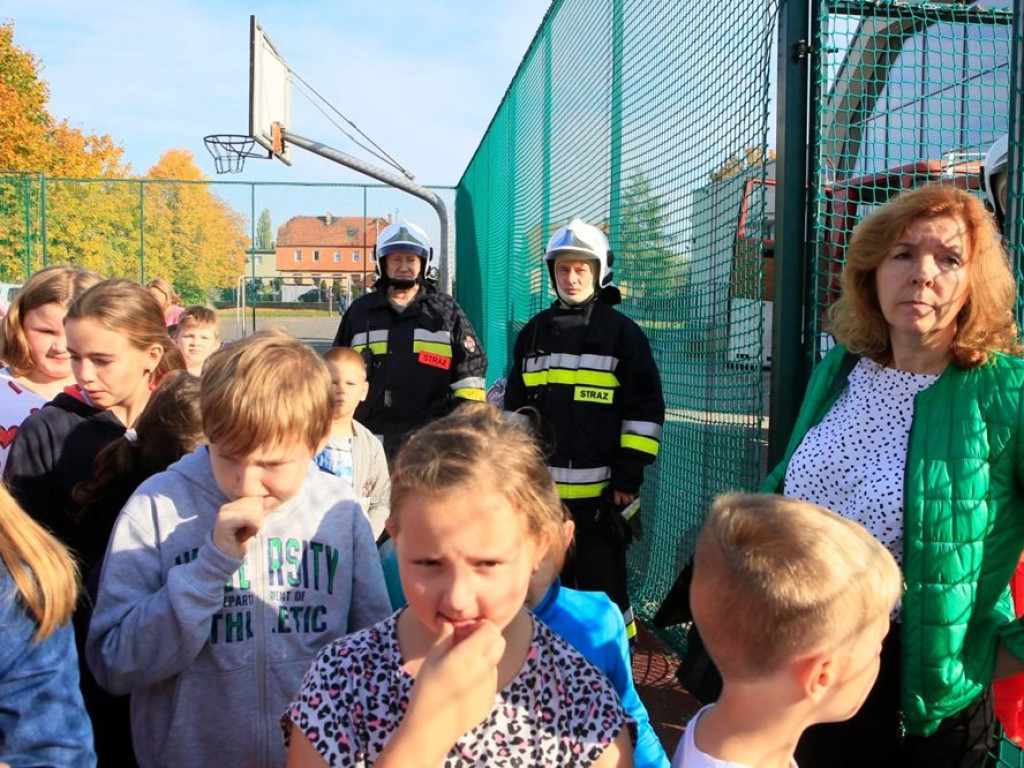 Ewakuacja szkoły podstawowej w Kotli! Na miejscu są strażacy, ale to tylko ćwiczenia