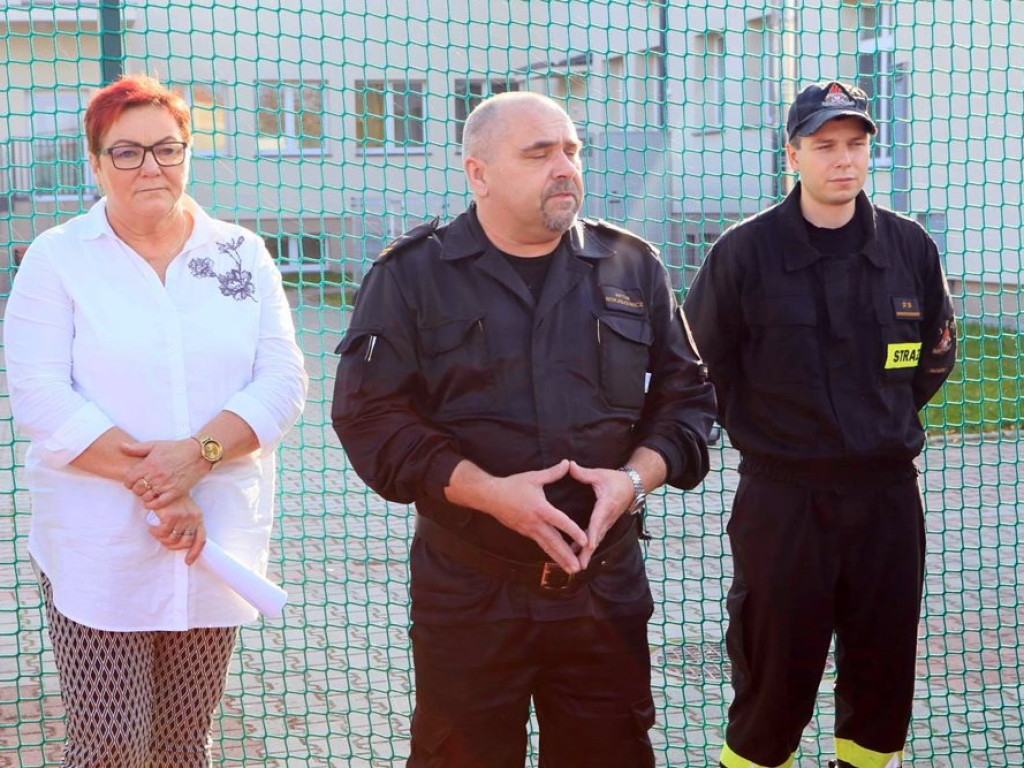 Ewakuacja szkoły podstawowej w Kotli! Na miejscu są strażacy, ale to tylko ćwiczenia