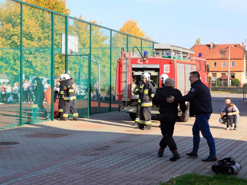 Ewakuacja szkoły podstawowej w Kotli! Na miejscu są strażacy, ale to tylko ćwiczenia