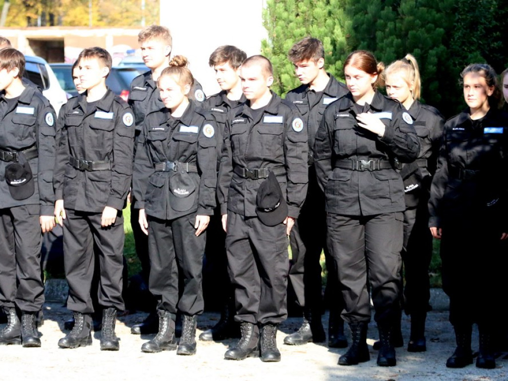 Uczniowie klas mundurowych odebrali awanse na wyższe stopnie