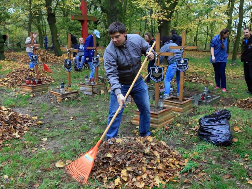 Studenci uprzątnęli groby osób nieznanych na cmentarzu na Biechowie