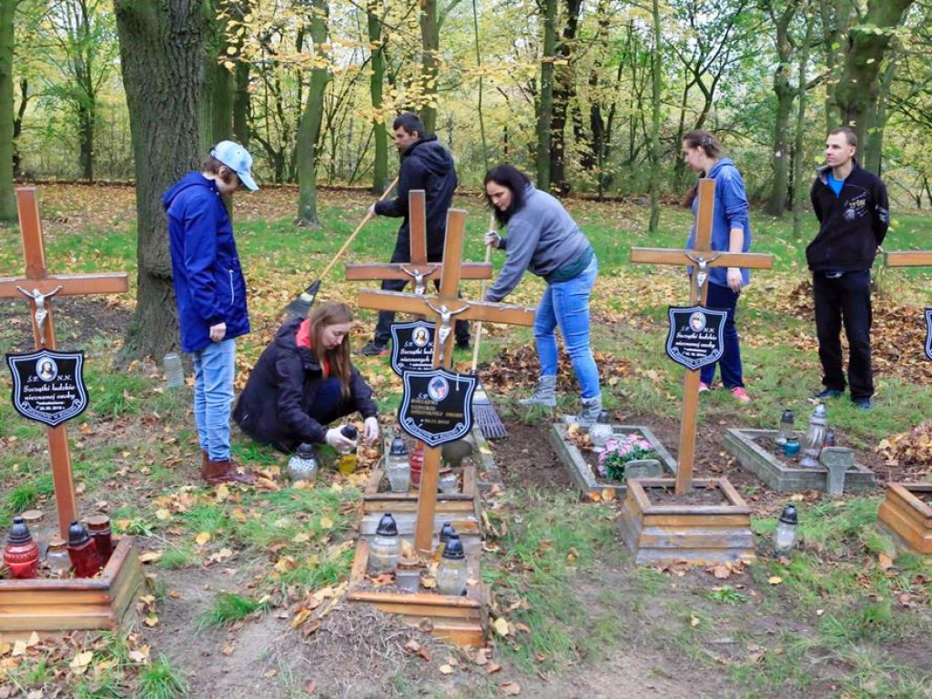 Studenci uprzątnęli groby osób nieznanych na cmentarzu na Biechowie