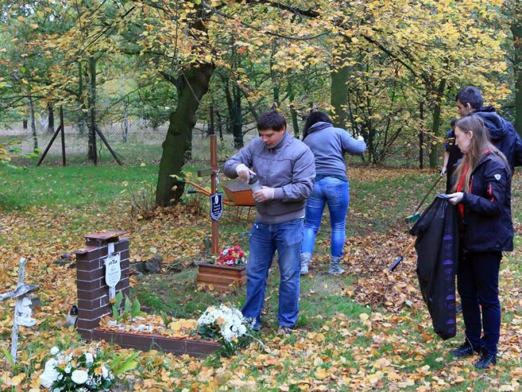 Studenci uprzątnęli groby osób nieznanych na cmentarzu na Biechowie