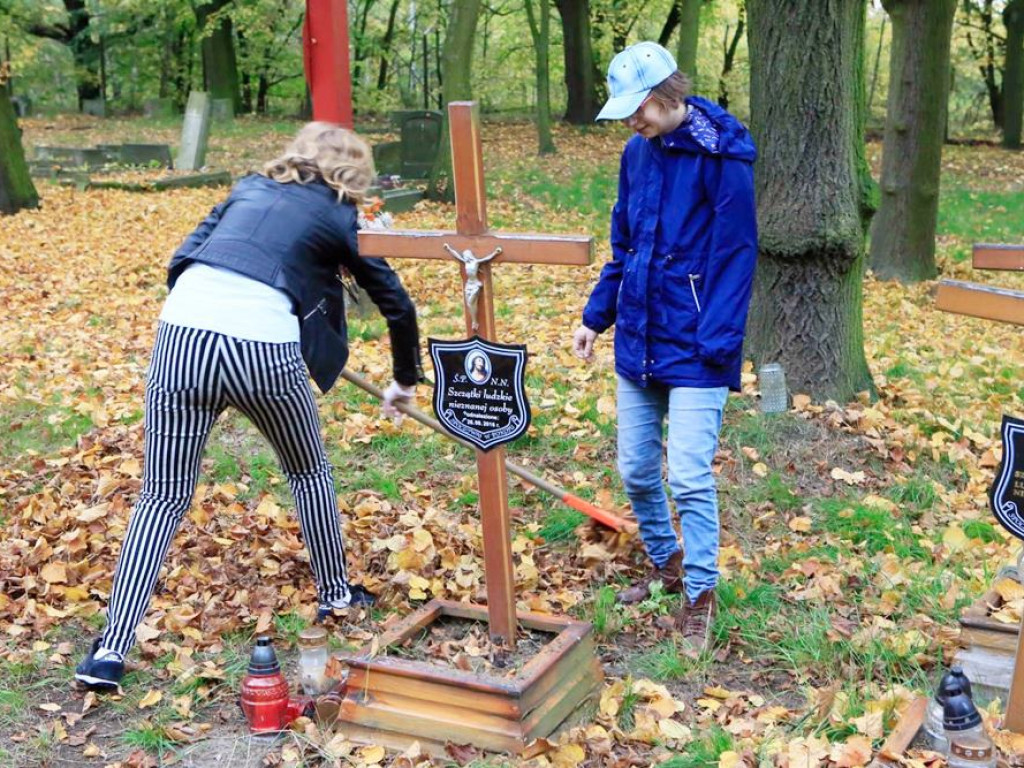 Studenci uprzątnęli groby osób nieznanych na cmentarzu na Biechowie