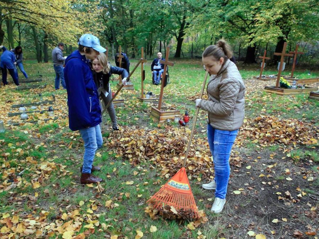 Studenci uprzątnęli groby osób nieznanych na cmentarzu na Biechowie