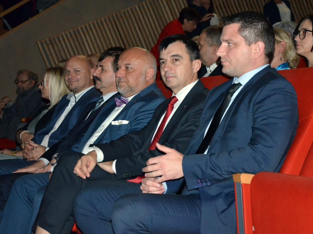 Nauczyciele świętowali Dzień Edukacji Narodowej. Były nagrody, życzenia i kwiaty
