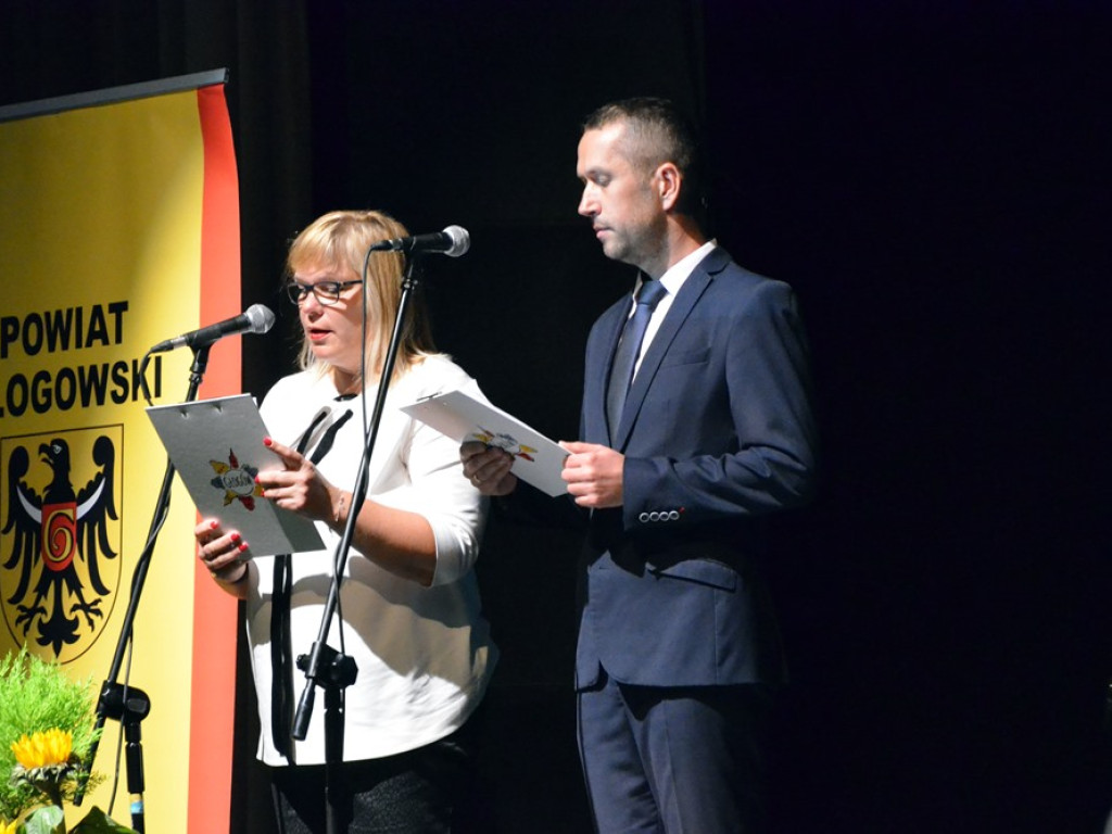 Nauczyciele świętowali Dzień Edukacji Narodowej. Były nagrody, życzenia i kwiaty