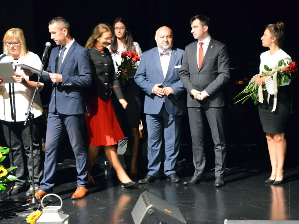 Nauczyciele świętowali Dzień Edukacji Narodowej. Były nagrody, życzenia i kwiaty