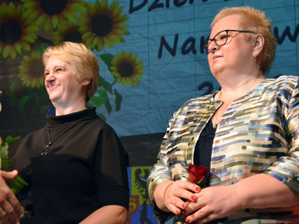 Nauczyciele świętowali Dzień Edukacji Narodowej. Były nagrody, życzenia i kwiaty