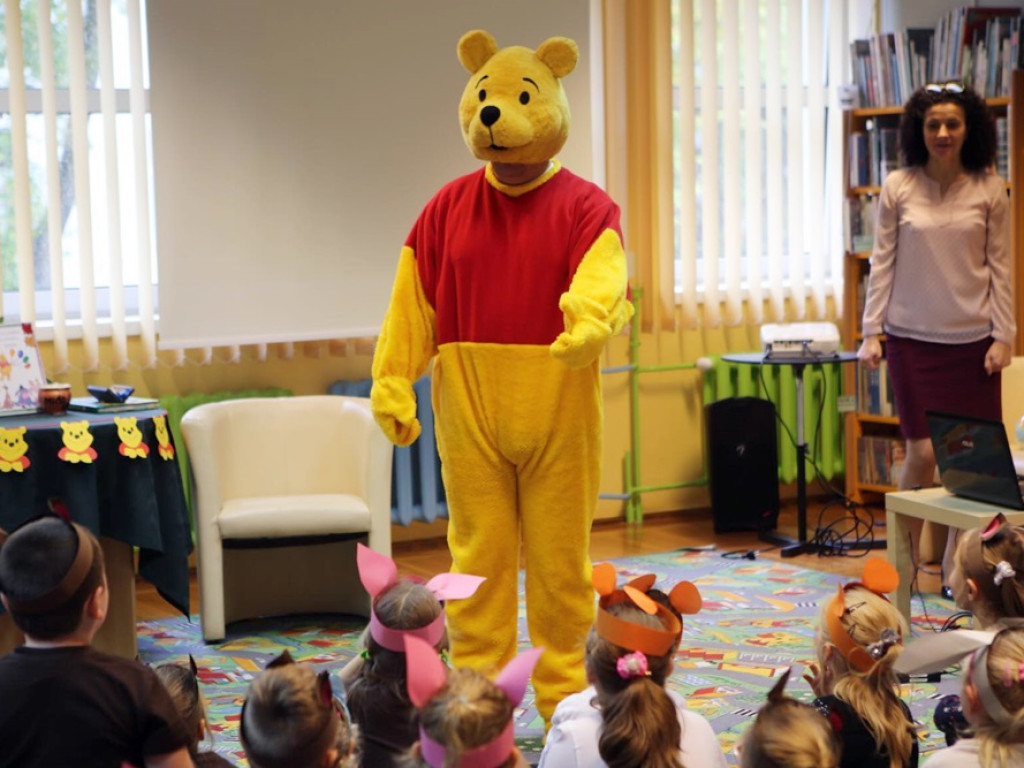 Urodziny Kubusia Puchatka w bibliotece! Przedszkolaki przyniosły laurki