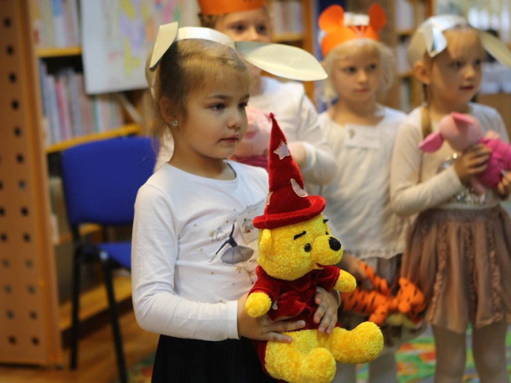 Urodziny Kubusia Puchatka w bibliotece! Przedszkolaki przyniosły laurki
