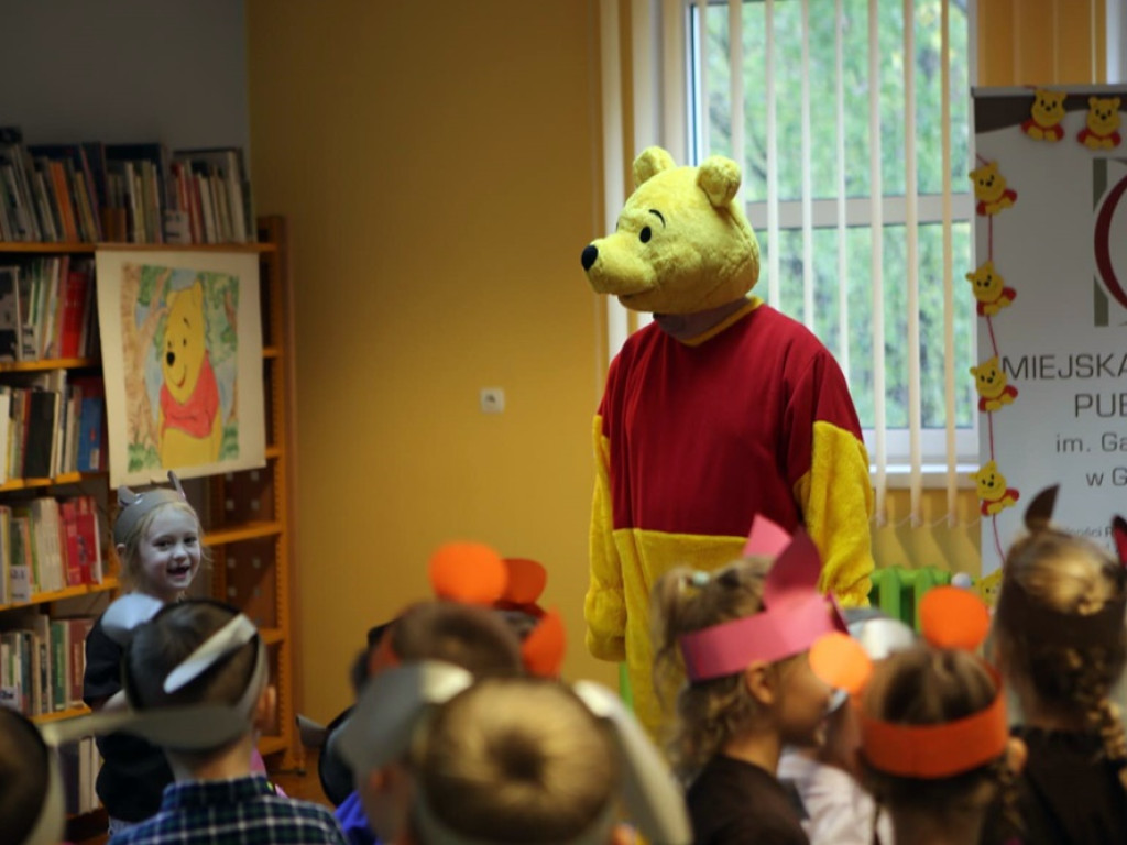 Urodziny Kubusia Puchatka w bibliotece! Przedszkolaki przyniosły laurki