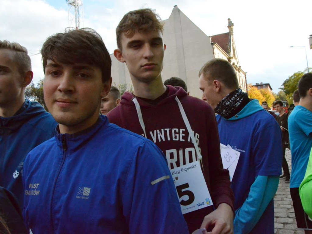 Ponad sto osób na starcie Biegu Papieskiego. Udział w nim wzięły całe rodziny