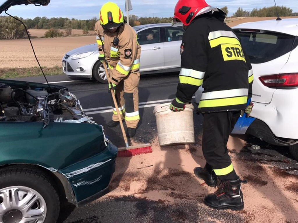 Kolizja trzech samochodów na jerzmanówce, tuż przed zwężeniem drogi
