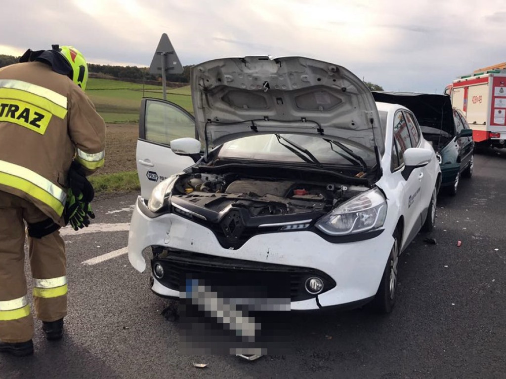 Kolizja trzech samochodów na jerzmanówce, tuż przed zwężeniem drogi