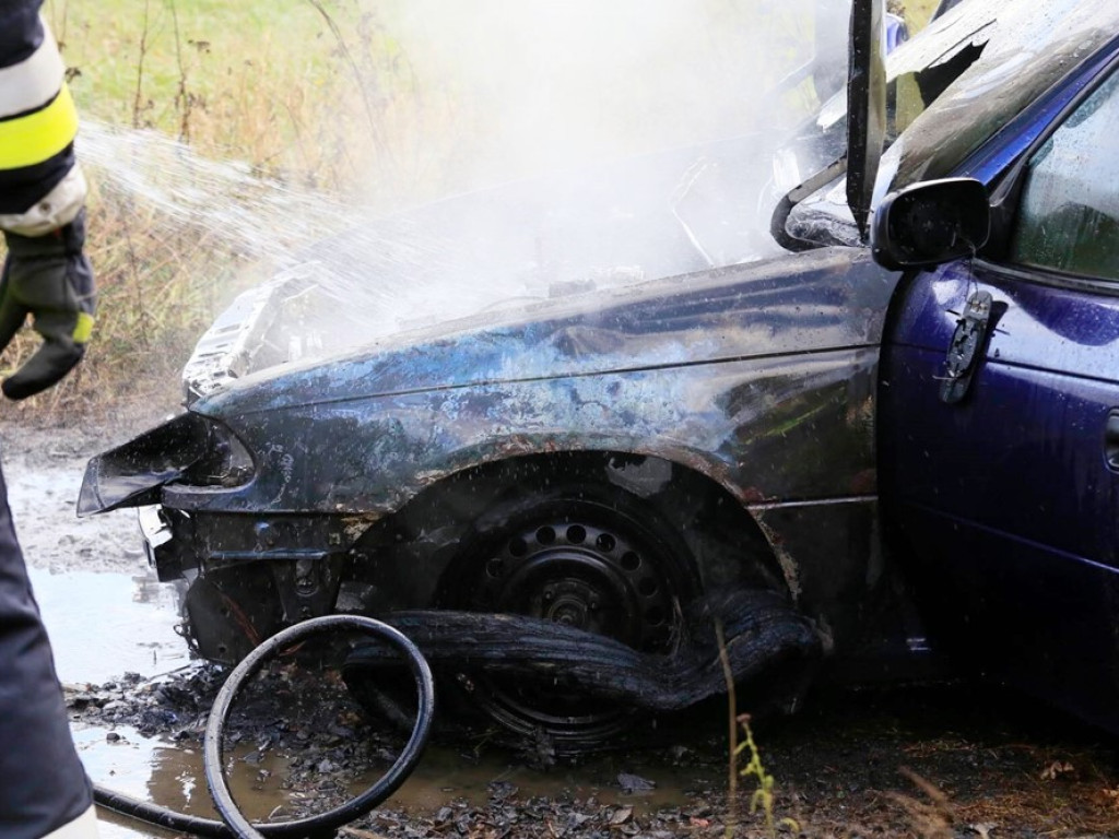 Opel zapalił się podczas jazdy koło Głogówka. Spłonął doszczętnie