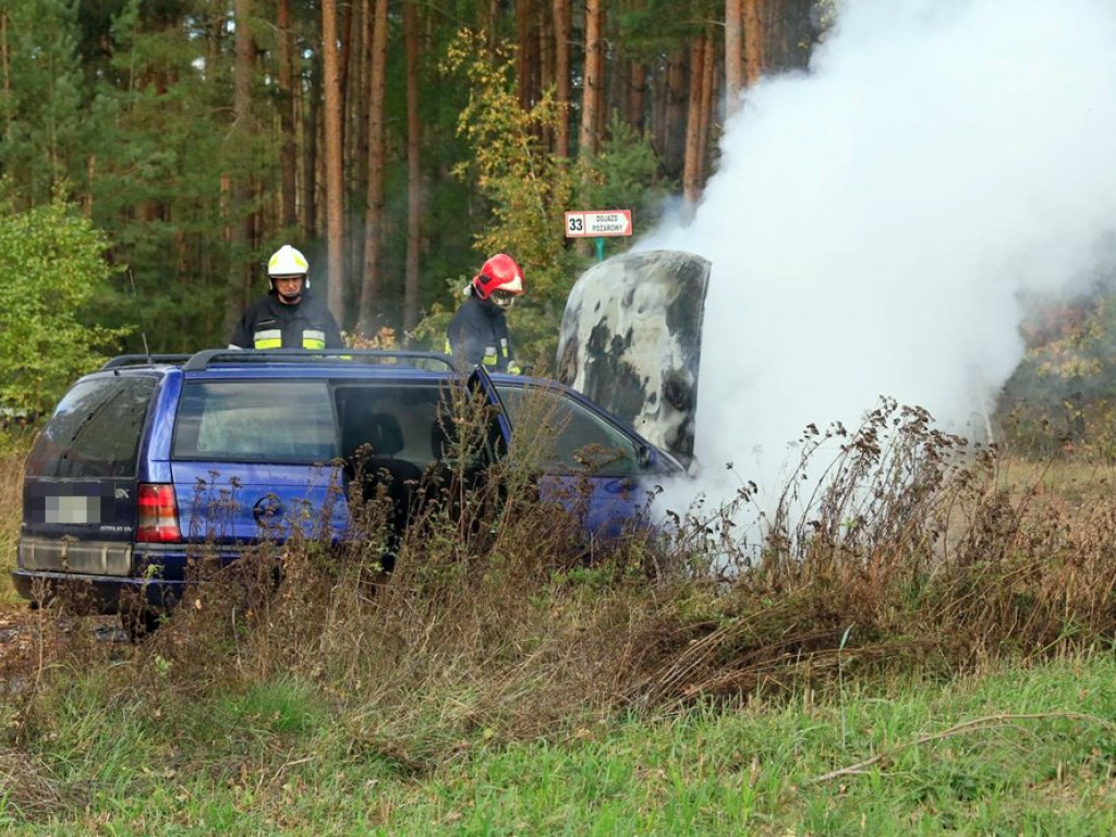 Opel zapalił się podczas jazdy koło Głogówka. Spłonął doszczętnie