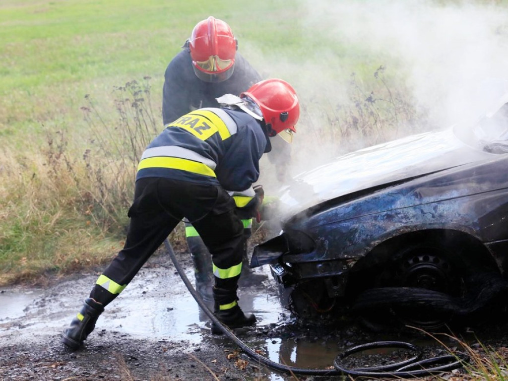 Opel zapalił się podczas jazdy koło Głogówka. Spłonął doszczętnie