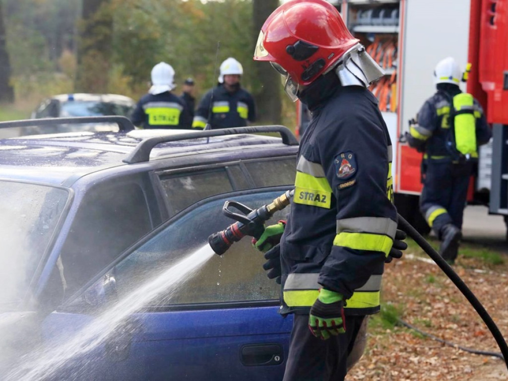 Opel zapalił się podczas jazdy koło Głogówka. Spłonął doszczętnie