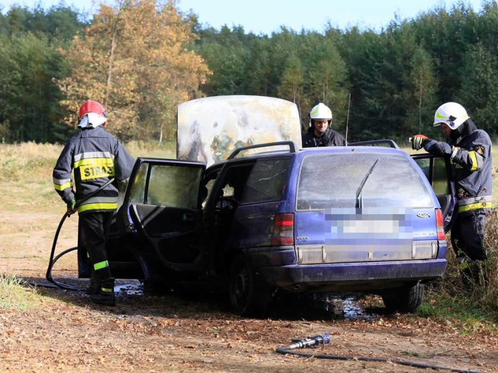Opel zapalił się podczas jazdy koło Głogówka. Spłonął doszczętnie