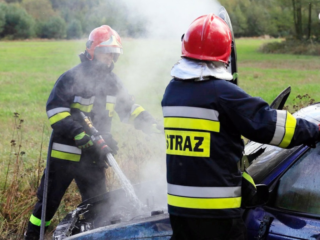 Opel zapalił się podczas jazdy koło Głogówka. Spłonął doszczętnie