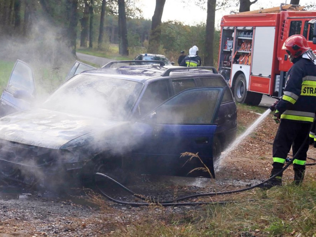 Opel zapalił się podczas jazdy koło Głogówka. Spłonął doszczętnie