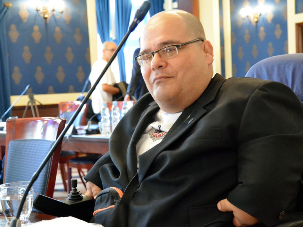 Radni tupnęli nogą, uderzyli ręką w stół. Kłótnia o Chrobrego skończyła się... zwycięstwem na boisku