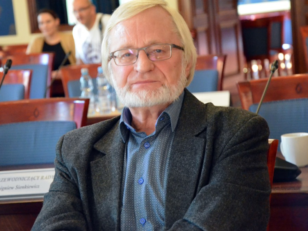 Radni tupnęli nogą, uderzyli ręką w stół. Kłótnia o Chrobrego skończyła się... zwycięstwem na boisku