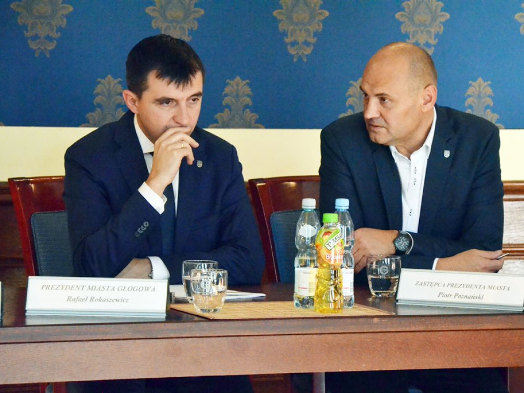 Radni tupnęli nogą, uderzyli ręką w stół. Kłótnia o Chrobrego skończyła się... zwycięstwem na boisku