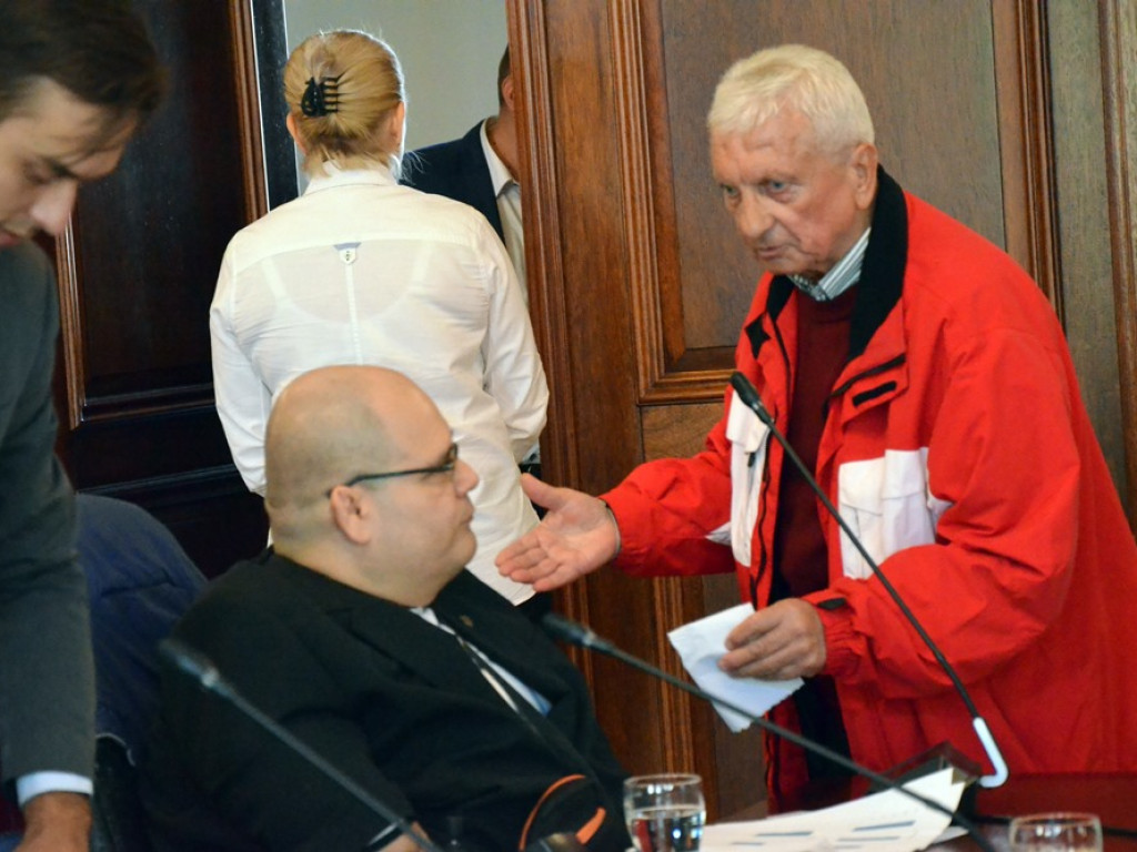 Radni tupnęli nogą, uderzyli ręką w stół. Kłótnia o Chrobrego skończyła się... zwycięstwem na boisku