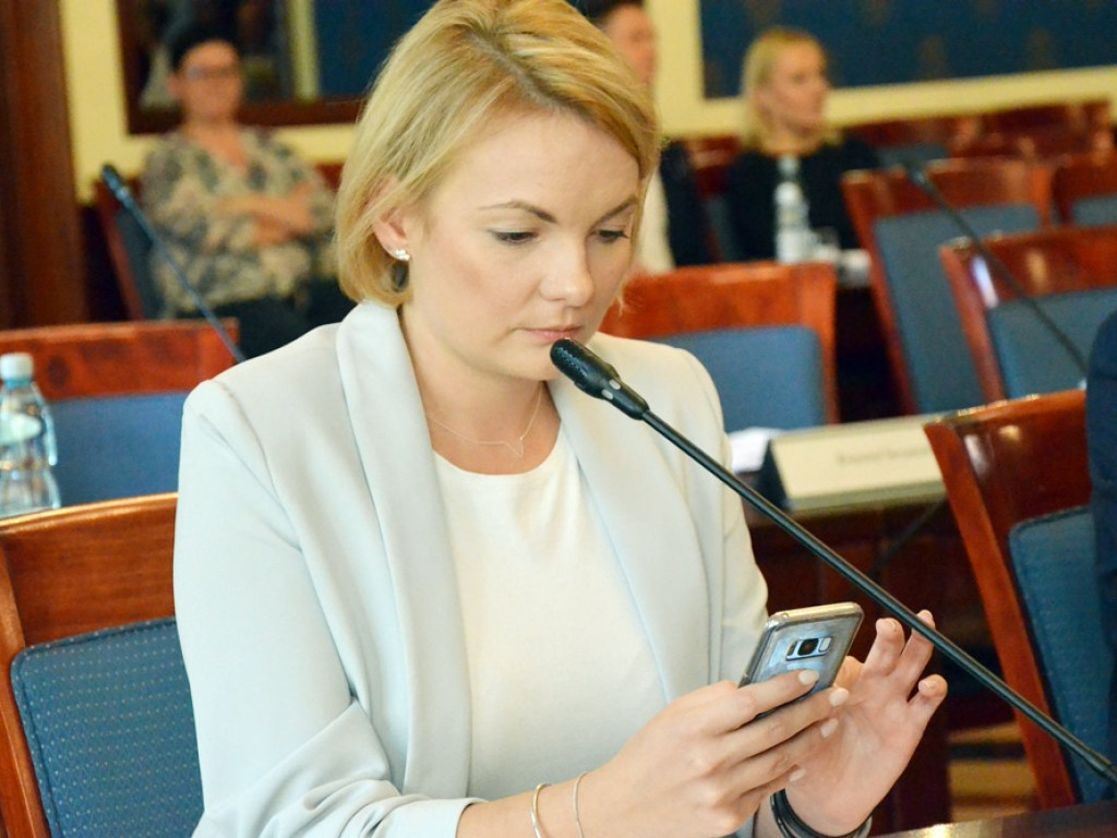 Radni tupnęli nogą, uderzyli ręką w stół. Kłótnia o Chrobrego skończyła się... zwycięstwem na boisku