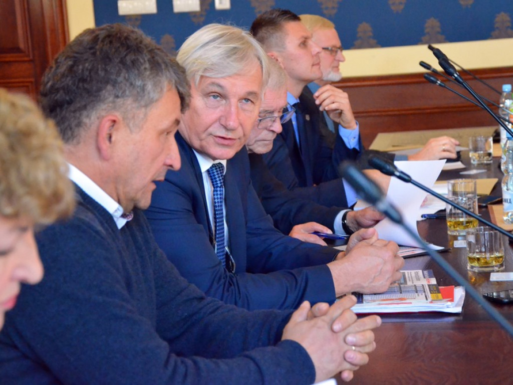 Radni tupnęli nogą, uderzyli ręką w stół. Kłótnia o Chrobrego skończyła się... zwycięstwem na boisku