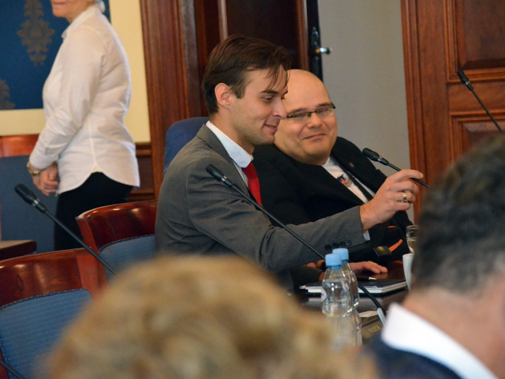 Radni tupnęli nogą, uderzyli ręką w stół. Kłótnia o Chrobrego skończyła się... zwycięstwem na boisku