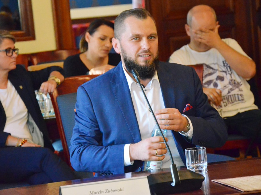 Radni tupnęli nogą, uderzyli ręką w stół. Kłótnia o Chrobrego skończyła się... zwycięstwem na boisku