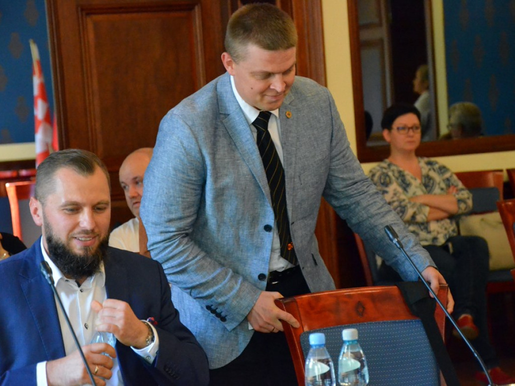 Radni tupnęli nogą, uderzyli ręką w stół. Kłótnia o Chrobrego skończyła się... zwycięstwem na boisku