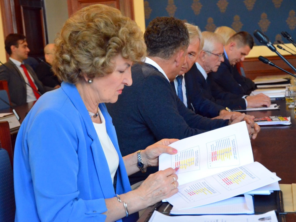 Radni tupnęli nogą, uderzyli ręką w stół. Kłótnia o Chrobrego skończyła się... zwycięstwem na boisku