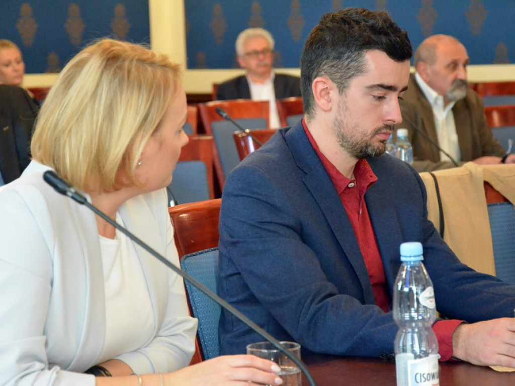 Radni tupnęli nogą, uderzyli ręką w stół. Kłótnia o Chrobrego skończyła się... zwycięstwem na boisku