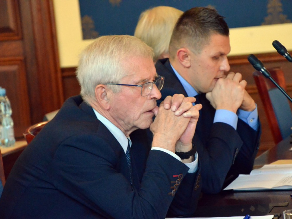 Radni tupnęli nogą, uderzyli ręką w stół. Kłótnia o Chrobrego skończyła się... zwycięstwem na boisku