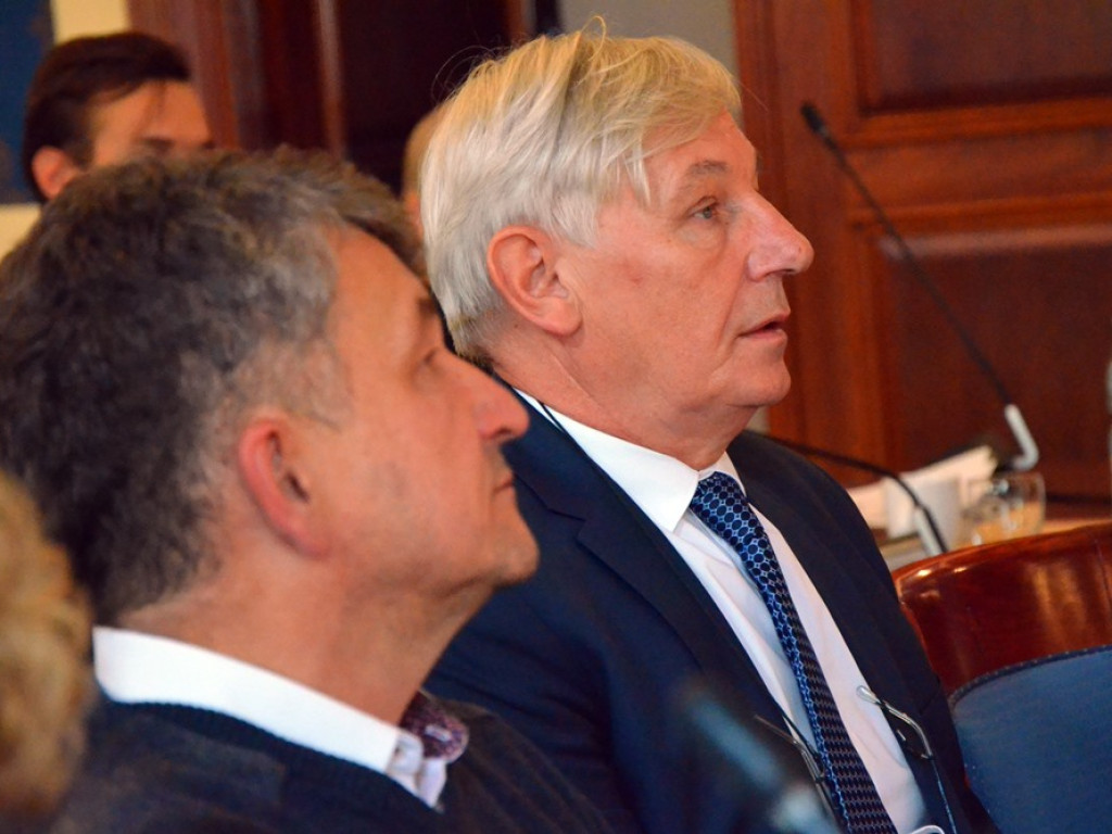 Radni tupnęli nogą, uderzyli ręką w stół. Kłótnia o Chrobrego skończyła się... zwycięstwem na boisku