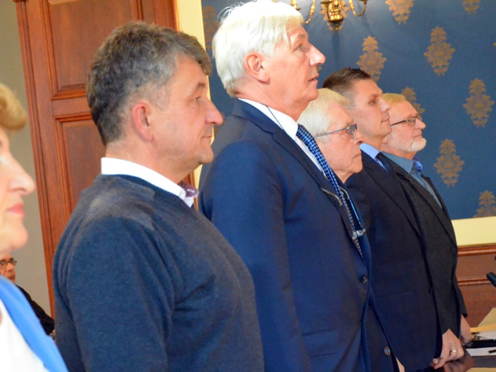 Radni tupnęli nogą, uderzyli ręką w stół. Kłótnia o Chrobrego skończyła się... zwycięstwem na boisku