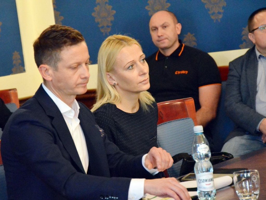 Radni tupnęli nogą, uderzyli ręką w stół. Kłótnia o Chrobrego skończyła się... zwycięstwem na boisku