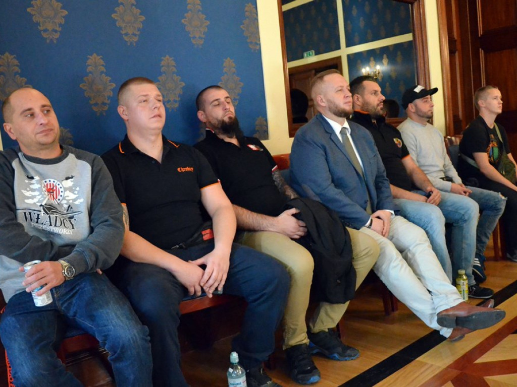 Radni tupnęli nogą, uderzyli ręką w stół. Kłótnia o Chrobrego skończyła się... zwycięstwem na boisku