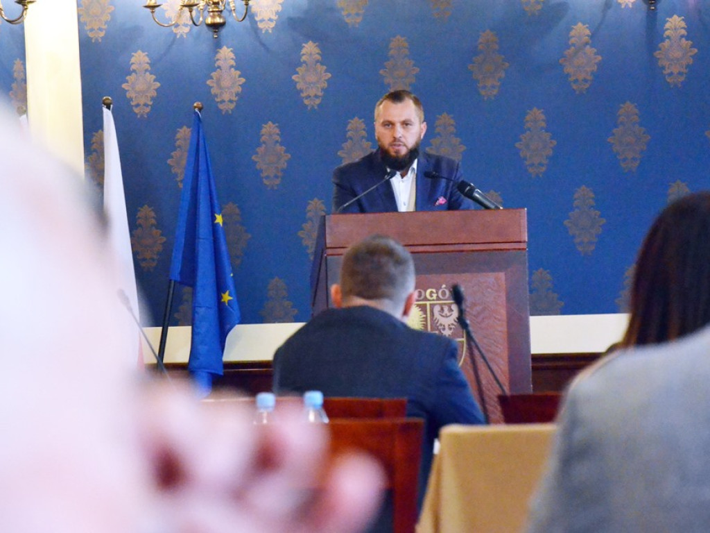 Radni tupnęli nogą, uderzyli ręką w stół. Kłótnia o Chrobrego skończyła się... zwycięstwem na boisku