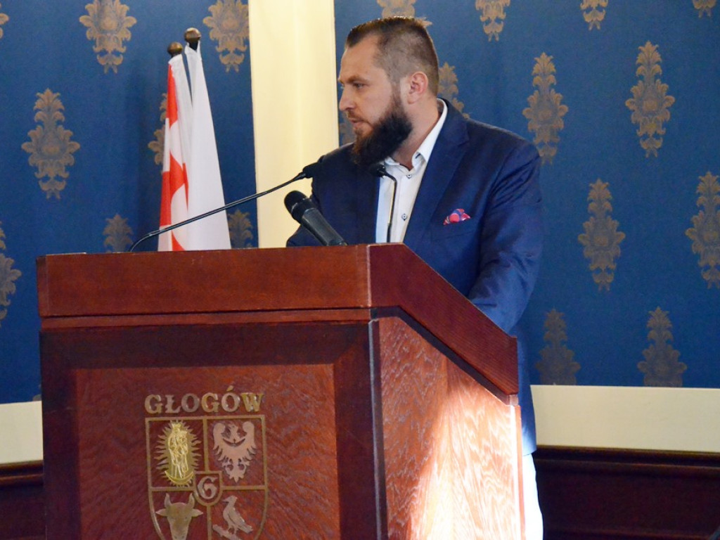 Radni tupnęli nogą, uderzyli ręką w stół. Kłótnia o Chrobrego skończyła się... zwycięstwem na boisku