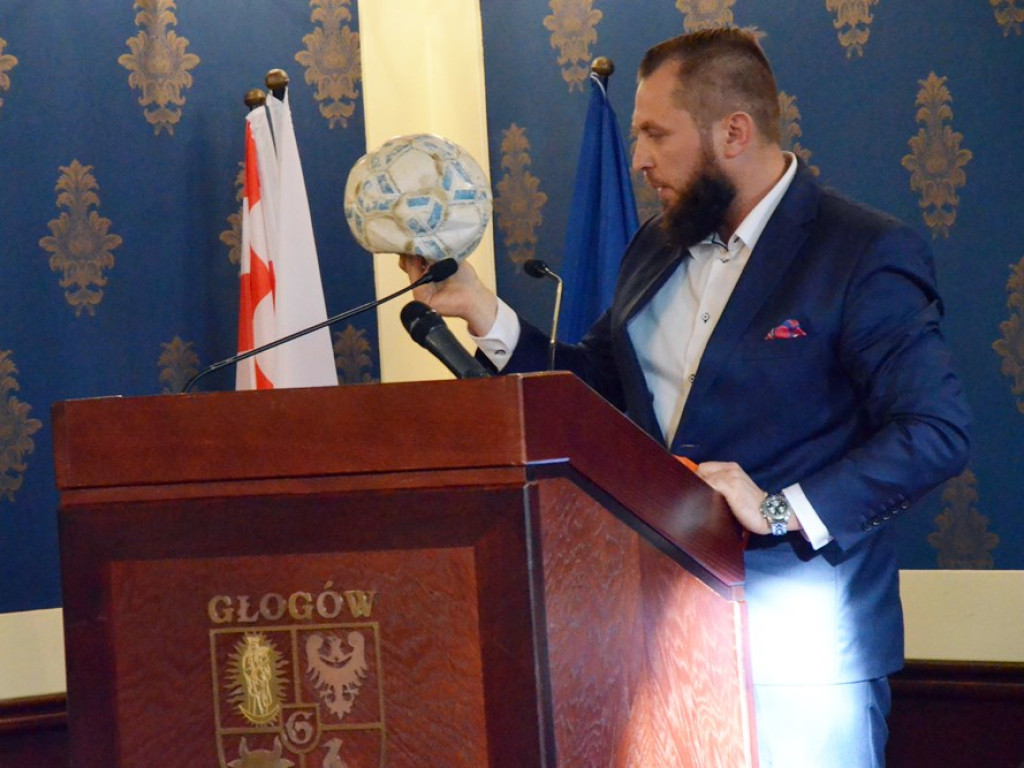 Radni tupnęli nogą, uderzyli ręką w stół. Kłótnia o Chrobrego skończyła się... zwycięstwem na boisku